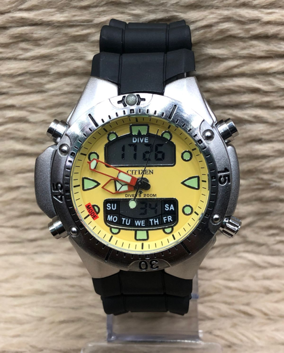 Relógio Citizen Aqualand Funcional – Prata, Preto e Amarelo – Pulseira de Borracha – À PROVA D’ÁGUA
